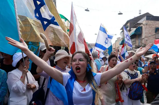 যুদ্ধবিরতির খবরে জেরুজালের মানুষের উল্লাস, কয়েকজনের হাতে ইসরায়েলের পতাকা 