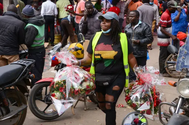 Pesin wey dey carry flowers