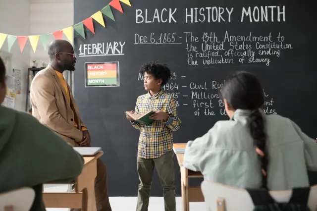 Un écolier apprend une leçon sur le Black History Month
