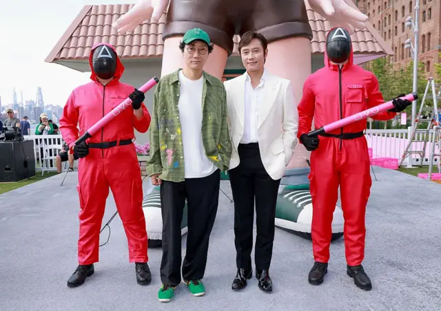 Режисер "Гри в Кальмара" Хван Дон Хьок та виконавець однієї з головних ролей Лі Бьон Хон 