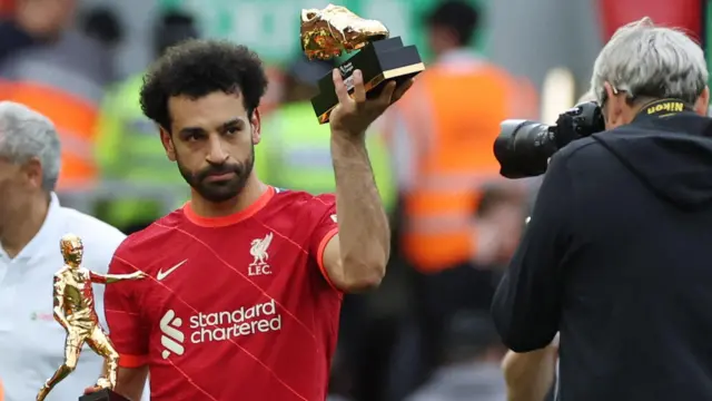Mohamed Salah azamuye igihembo mu kiganza cy'ibumoso 