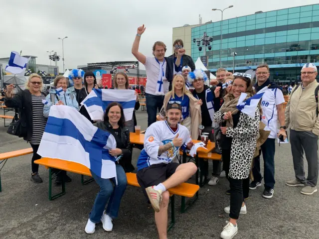 Finski navijači u fan-zoni ispred Šaomi arene u Rigi