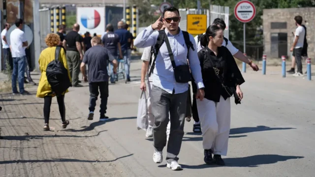 تعدادی در حال عبور و مرور