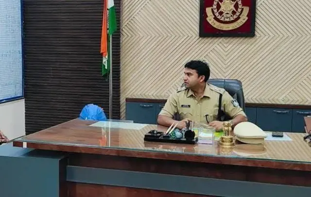 சாட்னா காவல் கண்காணிப்பாளர் ஹன்ஸ்ராஜ் சிங் பல்வேறு பிரிவுகளில் வழக்குப்பதிவு செய்துள்ளார்.