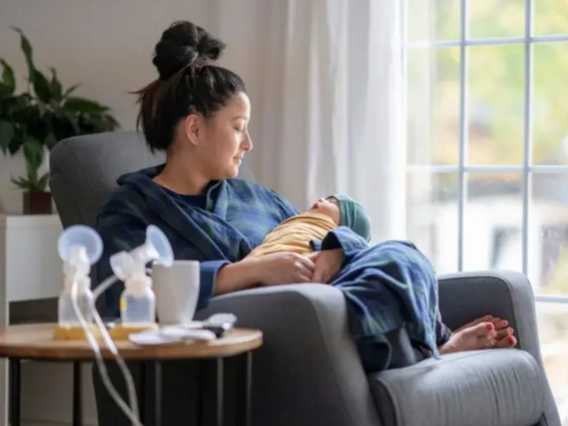 Nwaanyị na-enye nwa ara