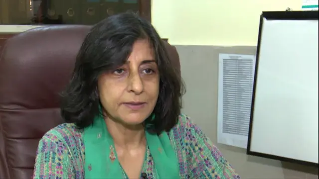 Dr Huma Majeed, oo ka mid ah dhakhaatiirta ugu waaweyn ee sameeya qalliinka kansarka naasaha ee dalka Pakistan