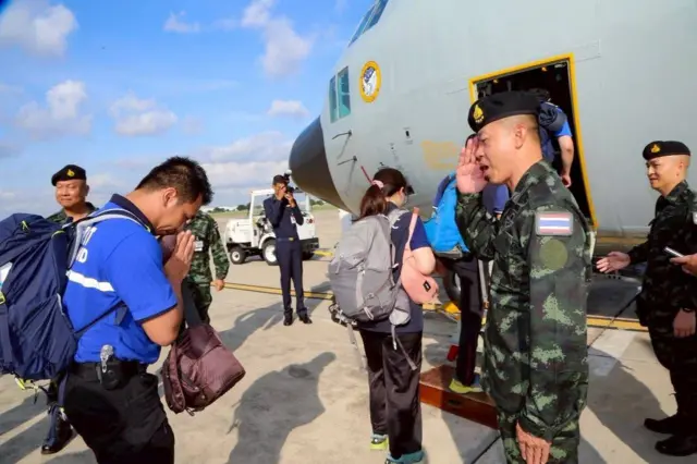 မန္တလေးက ငလျင်ဒဏ်သင့်လူထုကို ကူညီဖို့ ထိုင်းနိုင်ငံ၊ ဘန်ကောက်မြို့ကနေ လေယာဥ်စီး ထွက်ခွာမယ့် ထိုင်းကျန်းမာရေးနဲ့ ကူညီကယ်ဆယ်ရေးအဖွဲ့တွေကို ၂၀၂၅ ခုနှစ်၊ ဧပြီလ ၂၇ ရက်မှာ  မြင်တွေ့ရတာဖြစ်ပါတယ်။ 