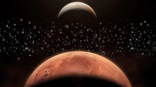Ilustração do cinturão de asteroides em órbita do Sol entre Marte, brilhando em vermelho à frente, e Júpiter, uma massa cinzenta com um "olho" laranja brilhante, ao fundo