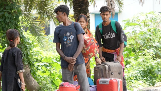 বাচ্চু মুন্সি (ডানদিক থেকে তৃতীয়) ভারতের ভোটার কার্ড করিয়ে একবার ভোটও দিয়েছেন