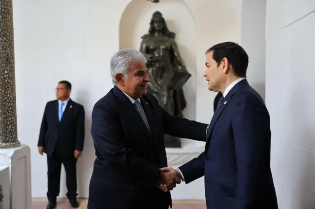 El presidente de Panamá, José Mulino, le estrecha la mano al secretario de Estado de Estados Unidos, Marco Rubio