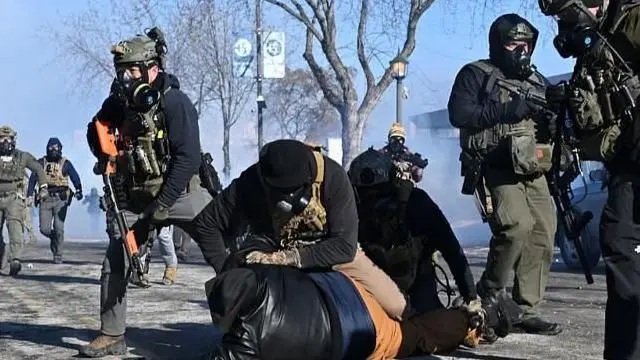 मिनियापोलिस येथे एका व्यक्तीचा आयसीई अधिकाऱ्यांनी गोळ्या झाडल्यानं मृत्यू झाला.