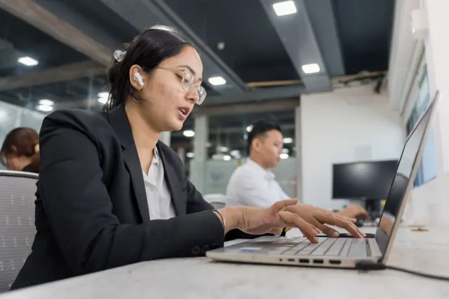 
கால் சென்டர் ஊழியர்களின் வேலையை ஏ.ஐ பறித்துவிடுமா? 