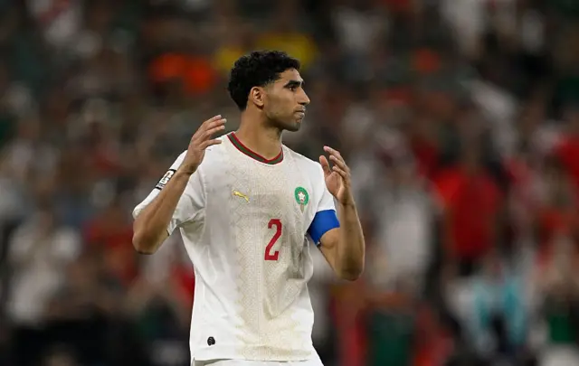 Le défenseur marocain n°02 Achraf Hakimi réagit après avoir manqué son penalty lors de la séance de tirs au but du match de football des seizièmes de finale de la Coupe du monde 2026 entre les Pays-Bas et le Maroc au stade de Monterrey à Guadalupe le 29 juin 2026.