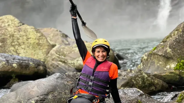 වෘත්තීමය වශයෙන් ශ්‍රී ලංකා ගුවන් සේවයේ මැදිරි කාර්ය මණ්ඩල අධීක්ෂකවරියක් ලෙස සේවය කරනු ලබන ඇය නමින් සුමුදුනී විණා නිර්මලිනි ජයමාන්නය.