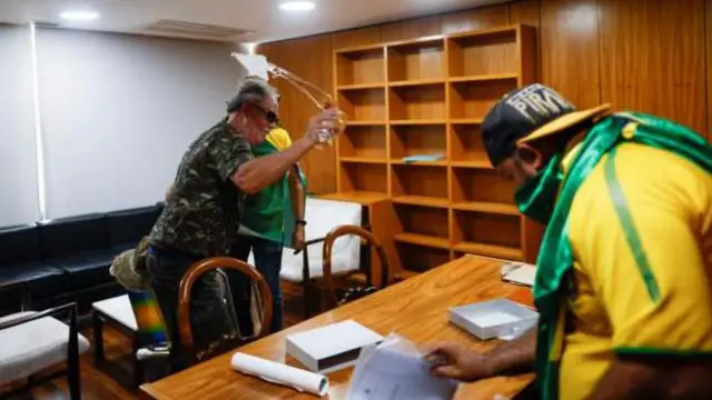 Hiriirtonni waajjira pireezidantii seenuun meeshaa caccabsan