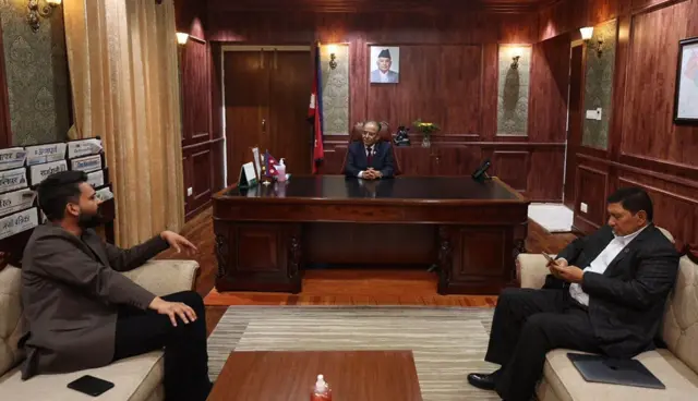 प्रधानमन्त्री प्रचण्ड र उपप्रधानमन्त्री नारायणकाजी श्रेष्ठसँग काठमाण्डू महानगरका प्रमुख बालेन्द्र शाह