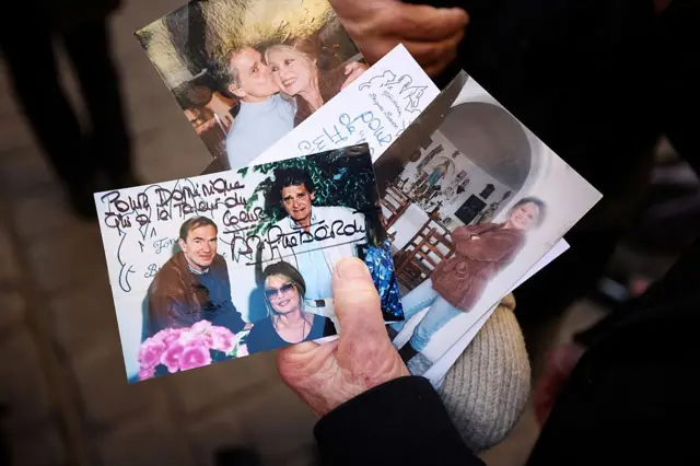 Рука пожилого человека, держащая фотографии Бардо.