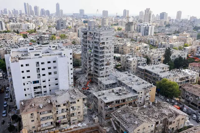 15 Haziran 2025'te İsrail'de Tel Aviv yakınlarındaki Bat Yam'da İran füze saldırısının bıraktığı geniş çaplı yıkım, birçok binada büyük bir hasar var.