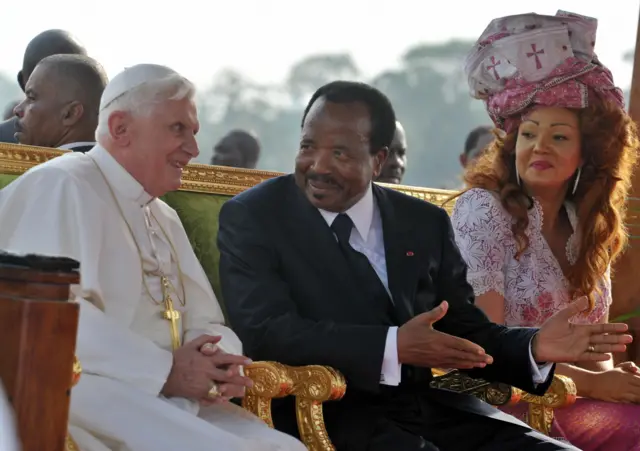 Le pape Benoît XVI (G) s'adresse au président camerounais Paul Biya (au milieu ) et à son épouse Chantal, le 17 mars 2009, à son arrivée à l'aéroport de Yaoundé.