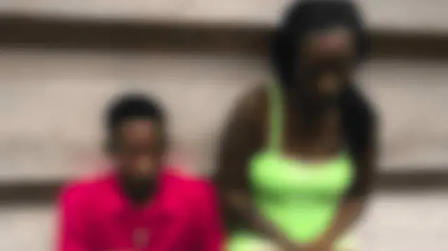 Nas imagens homem e mulher negros aparecem encostado numa parede, enquanto são xingados e agredidos 