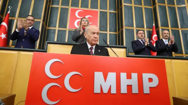 MHP Genel Başkanı Devlet Bahçeli, 31 Mart'taki meclis grup toplantısında, bazı CHP’li belediyelerdeki yolsuzluk iddialarına değinmiş ve “Hiç kimse dokunulmaz değildir. Hukukun üstünlüğü esastır ve sonuna kadar üzerine gidilmelidir” demişti.