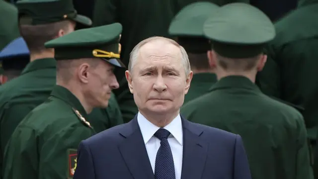 El presidente ruso, Vladímir Putin, rodeado de oficiales de las fuerzas armadas, asiste a una ceremonia de ofrenda floral en la Tumba del Soldado Desconocido, ubicada en el Jardín de Alejandro, junto a la muralla del Kremlin, el 22 de junio de 2025 en Moscú, Rusia.