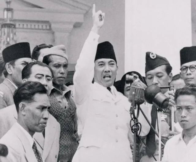Sri Sultan Hamengku Buwono IX (kanan berpeci) berada di dekat Presiden Sukarno dalam sebuah acara - tanpa keterangan waktu dan tempat.