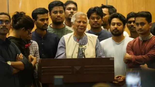 সরকার গঠনের আগে অধ্যাপক মুহাম্মদ ইউনূস (মাঝে) দেশে ফিরে বৈষম্যবিরোধী ছাত্র আন্দোলনের নেতাদের সাথে নিয়ে সংবাদ সম্মেলনে কথা বলেছিলেন