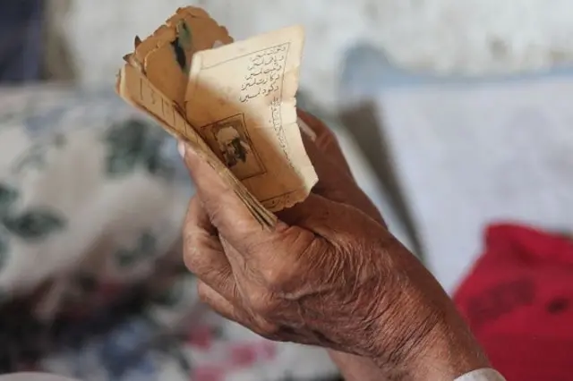 یو افغان خپله تذکره ښيي