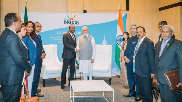 ጠቅላይ ሚኒስትር ዐቢይ በስብሰባው ወቅት ከሕንዱ ጠቅላይ ሚኒስትር ሞዲ ጋር ሲጨባበጡ 