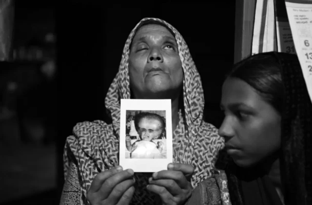 ਜਮੀਲਾ ਆਪਣੀ ਧੀ ਜ਼ੈਨਬਾ ਦੀ ਤਸਵੀਰ ਦੇ ਨਾਲ