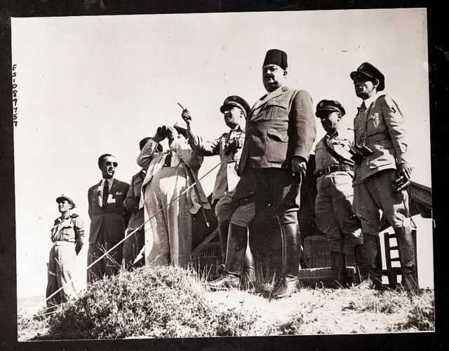 بشاره الخوری، نخستین رئیس‌جمهور لبنان در حال بازرسی و نظارت بر عملیات نظامی در جریان جنگ اعراب و اسرائیل در سال ۱۹۴۸