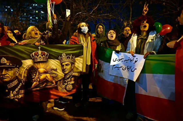 Иранки на протесте у иранского посольства в Еревани. В их руках флаги дореволюционного «шахского» Ирана.