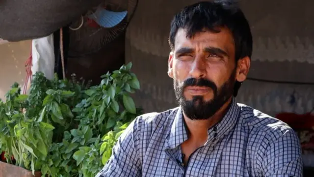 حمید به خانوادهها کمک میکند تا در پخش زنده تیکتاک شرکت کنند