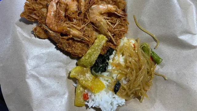 Menu pertama terdiri dari nasi, rempeyek udang, mi dan sayur.