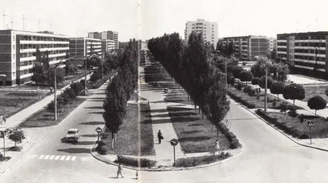 Припять шаарынын борбордук көчөсү (кырсыкка чейин). АЭСтин жумушчулары үчүн курулган шаар 16 жылдан кийин ээнсиреп калган. Кырсыктын эртеси бардык тургундар – дээрлик 50 миң адам эвакуацияланган. Аларга убактылуу жер которуп жатышканы айтылганы менен, эч кимиси артка кайта алган жок