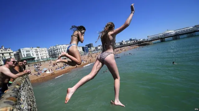 पानी में कूदतीं महिलाएं