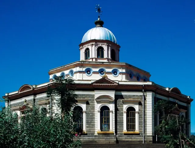 አራዳ የንግድ ማእከል የተገነባበት ጥንታዊው ቅዱስ ጊዮርጊስ ቤተክርስቲያንና አካባቢው በአዲስ አበባ ኪነ ሕንጻ እንደ አንድ ምዕራፍ ይጠቀሳል። 