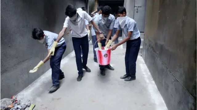 কলকাতায় স্কুল ছাত্ররা পরিচ্ছন্নতা অভিযান চালাচ্ছে