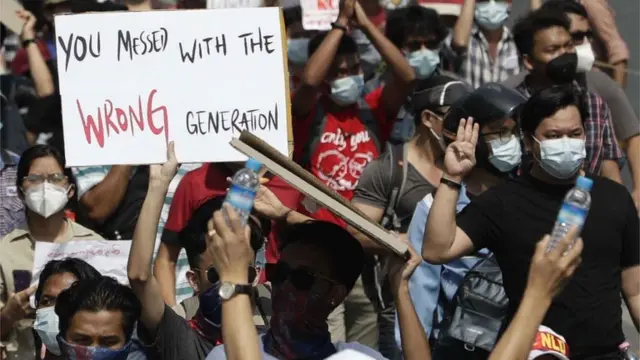 လူငယ်ဆန္ဒပြသူတွေ