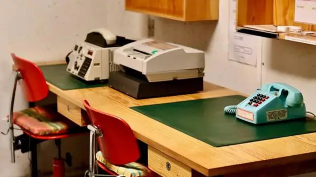 vifaa vya kizamani vimeachwa kwenye ofisi ambazo hazijaguswa