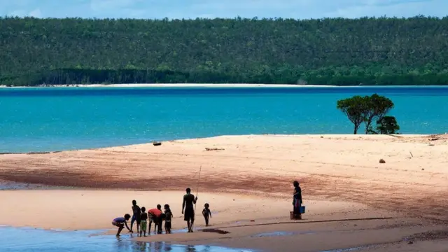 દરિયા કિનારે માછીમારી કરતા ઑસ્ટ્રેલિયાના આદિવાસીની તસવીર