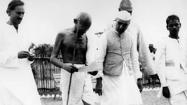 महात्मा गांधी और जवाहर लाल नेहरू के साथ प्रोफ़ेसर कृपलानी