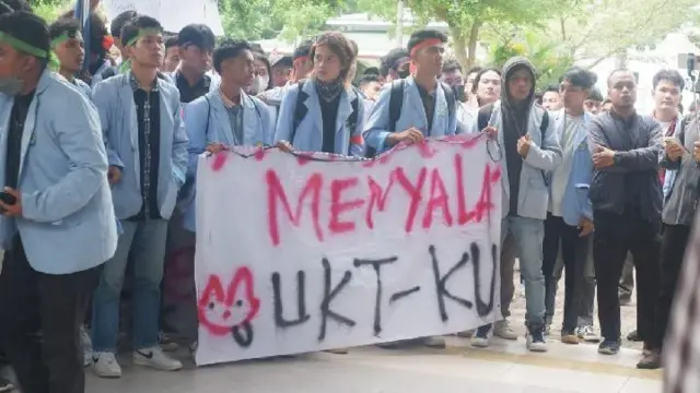 Mahasiwa Universitas Riau (Unri) kenakan almamater biru laut lakukan aksi unjuk rasa mengenai uang kuliah tunggal atau UKT dan Iuran Pengembangan Institusi (IPI) di depan Gedung Rektorat Unri pada Selasa, 14 Mei 2024.