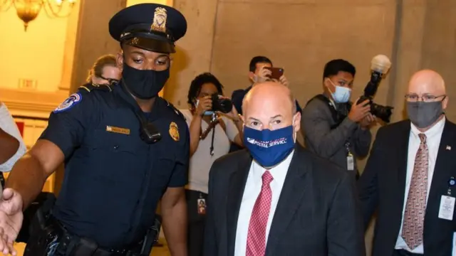 Louis DeJoy escoltado por la policía