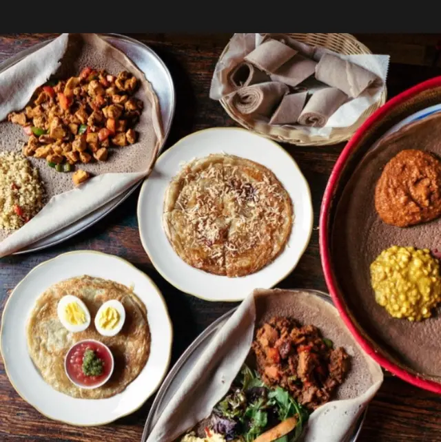 በሽንኩርትና በእንቁላል የሚቁላላው ሳለሞን ዓሣ በእንጀራ ሲቀርብ ተወዳጅ ምግብ ነው።