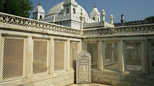 औरंगजेबाची कबर