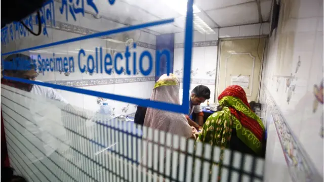 চিকিৎসকের অবহেলার অভিযোগে রোগীর আত্মীয়রা প্রায়ই ভাঙচুর করেন।