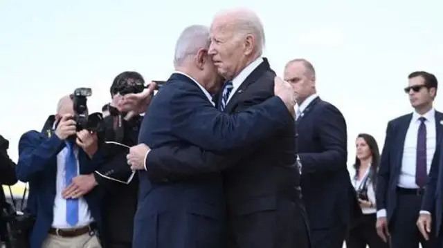 نتنياهو وبايدن يتعانقان على مدرج المطار في تل أبيب