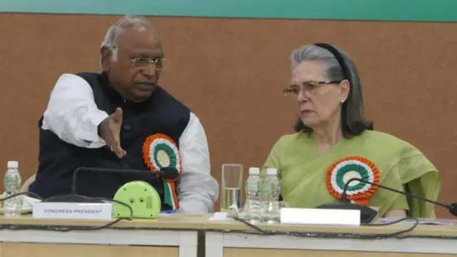 કૉંગ્રેસ પક્ષનું રાષ્ટ્રીય અધિવેશન અમદાવાદના શાહીબાગસ્થિત સરદાર પટેલ મૅમોરિયલ ખાતે મળી રહ્યું છે. જેમાં આજે કૉંગ્રેસ વર્કિંગ કમિટીની બેઠક મળશે તથા એના બીજા દિવસે એઆઈસીસીનું સત્ર મળશે.